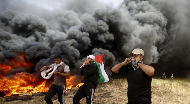 Violenti scontri a Gaza tra israeliani e palestinesi, lanci di pietre e spari
