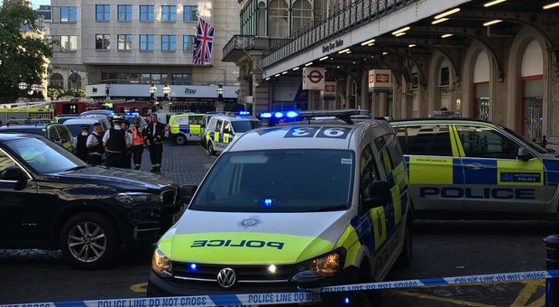 Allarme a Londra, uomo sui binari della metro di Charing Cross: «Ho una bomba»