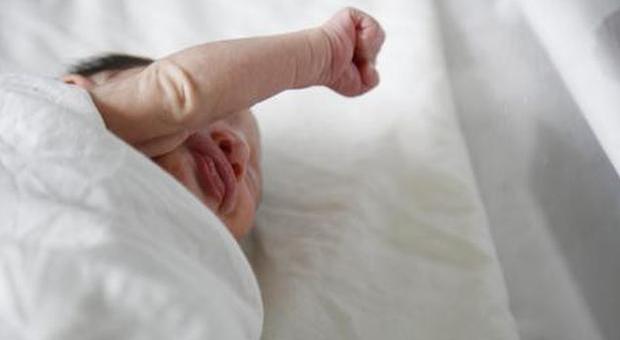 Tragedia nel Napoletano: bimba di sei mesi muore nella culla per un rigurgito di latte