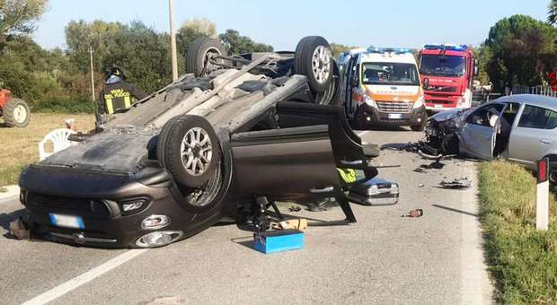 Scontro tra due auto a Osimo, le immagini da brivido dell'incidente
