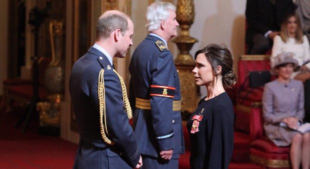 Victoria Beckham riceve una medaglia dal principe William per il suo lavoro come stilista