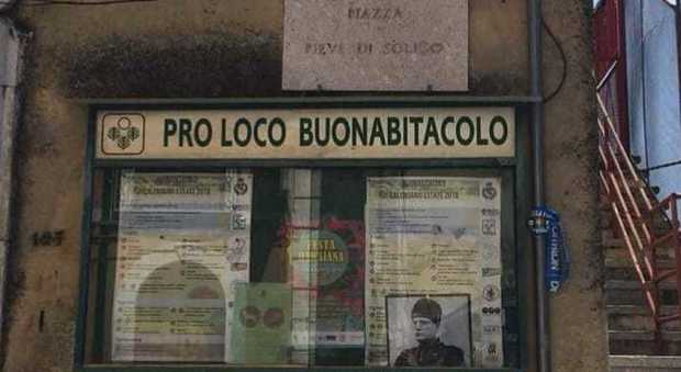 Spunta Mussolini nella bacheca, il sindaco insorge: «Provocazione»