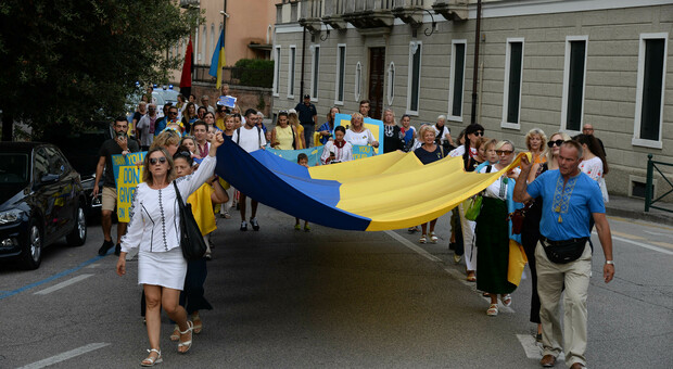 Duecento ucraini in marcia per la pace davanti a San Nicolò