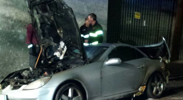 Incendio nella notte: bruciata una Mercedes, si sospetta il dolo
