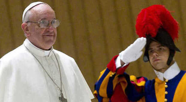 Papa Francesco licenzia il capo delle ​Guardie Svizzere: "È troppo severo"