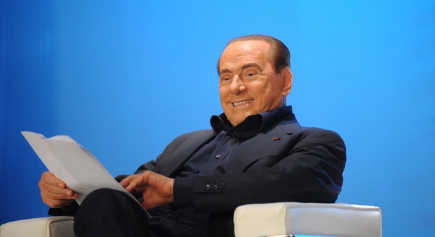 Berlusconi ad Aversa, un militante: «Silvio, scopale tutte». Lui: non posso, sono fidanzato
