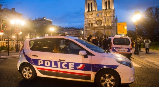 Parigi, scoperta auto con bombole di gas vicino Notre Dame: fermata una coppia