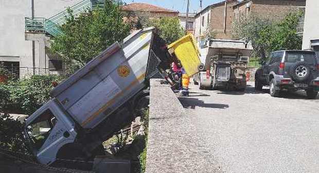 Il furgone della raccolta rifiuti precipitato