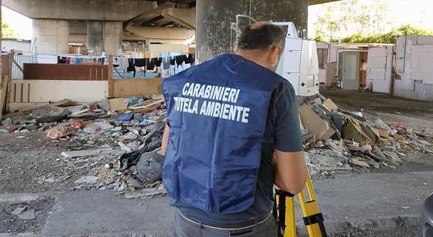 Controlli al campo rom, denunciato uomo che trasportava rifiuti speciali