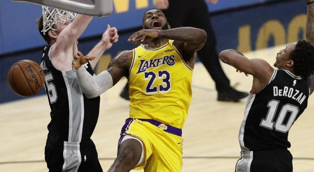 Nba, volano i Lakers, LeBron James supera la soglia di 33mila punti