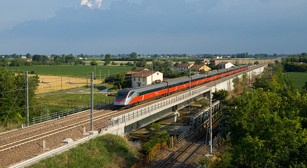 Treni, frana sulla linea Foggia-Caserta: ancora disagi Frecciarossa e Intercity