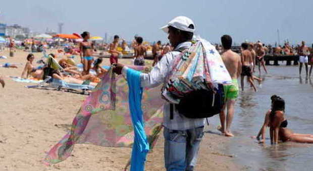 I genitori sono in Calabria, 15enne vende asciugamani in spiaggia