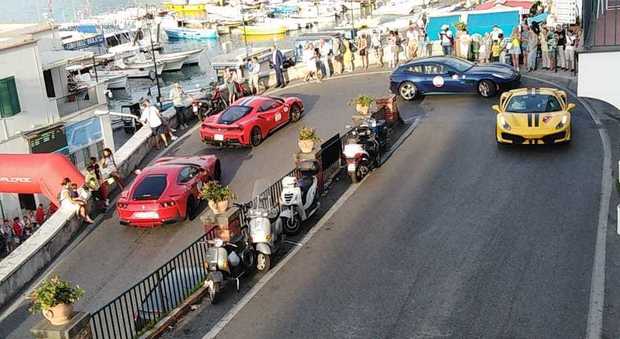 Il rombo delle Ferrari sulle strade di Capri: la parata delle rosse sull'isola azzurra