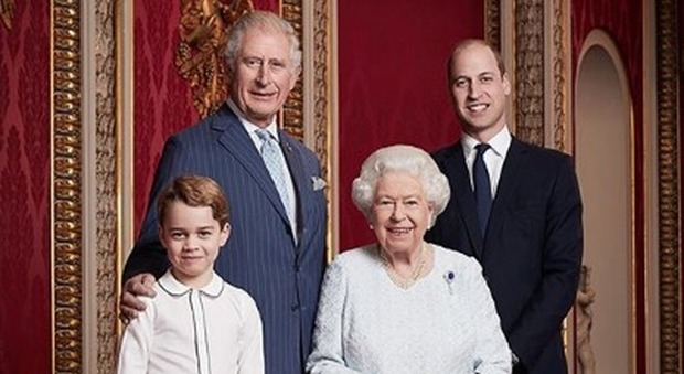 Regina Elisabetta: la foto con Carlo, William e il piccolo George per festeggiare il 2020