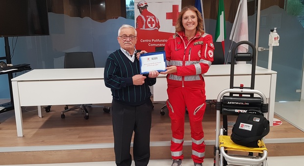 Comunanza, la Croce Rossa interviene e gli salva la vita: lui dona un defibrillatore e una sedia scendi scale