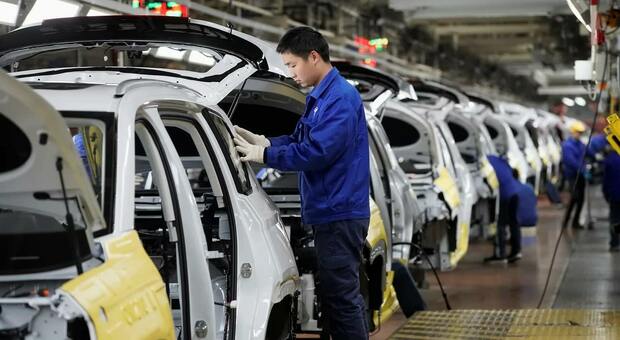 Una fabbrica cinese di auto