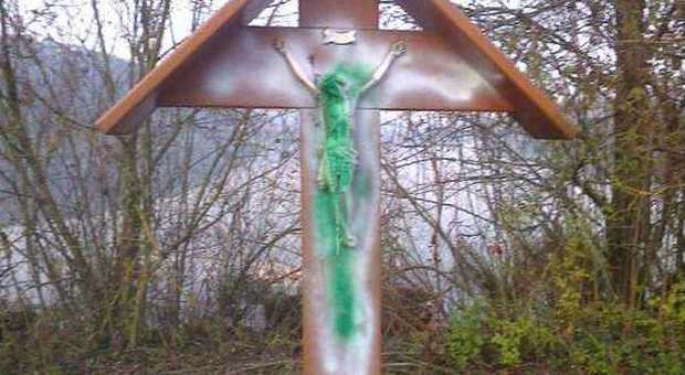 Il crocifisso imbrattato dai vandali