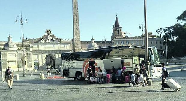 Roma, il corteo dei bus turistici blocca il centro: identificati 13 autisti, oggi protesta in Campidoglio