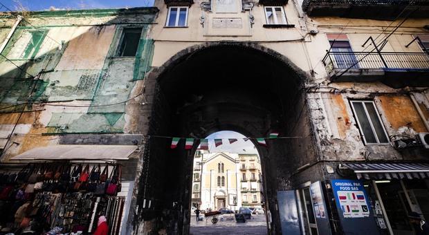 Napoli, a Porta Nolana scoperte 17 persone con l'allaccio abusivo di energia elettrica