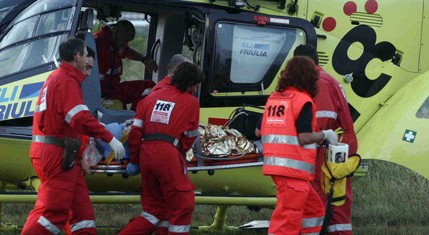 Scende dall'auto in autostrada, camion lo travolge e lo uccide