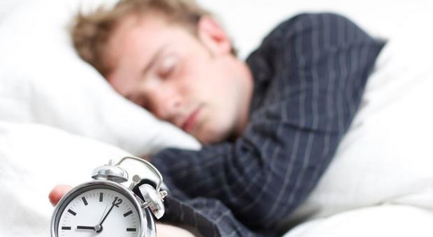 L'allarme dei medici: "Dormire più di 8 ore a notte raddoppia il rischio di ictus"
