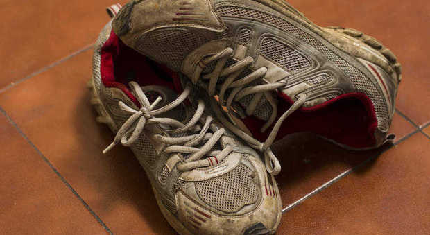 Occhio al trucco della scarpa: così i borseggiatori rubano cellulari e soldi