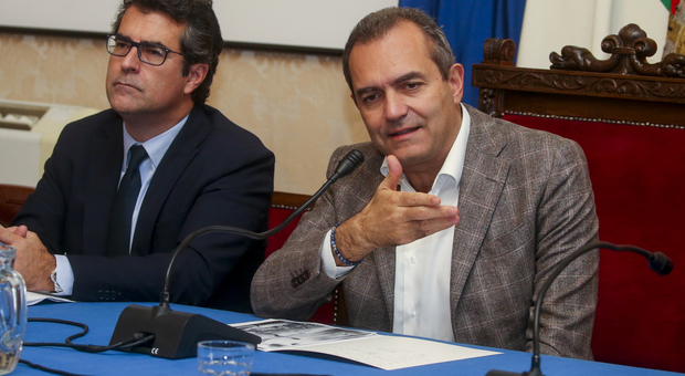 Napoli, de Magistris blinda la consiliatura: «Approveremo il bilancio in giunta e in Consiglio»