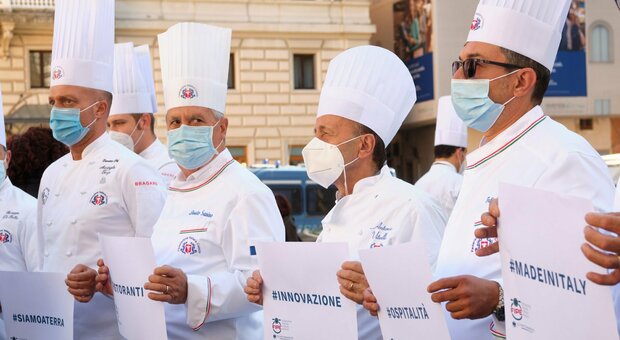 Roma, i ristoratori stendono a terra le loro tovaglie: «Il piatto è vuoto, 5 mila aziende tra un mese non riapriranno più»