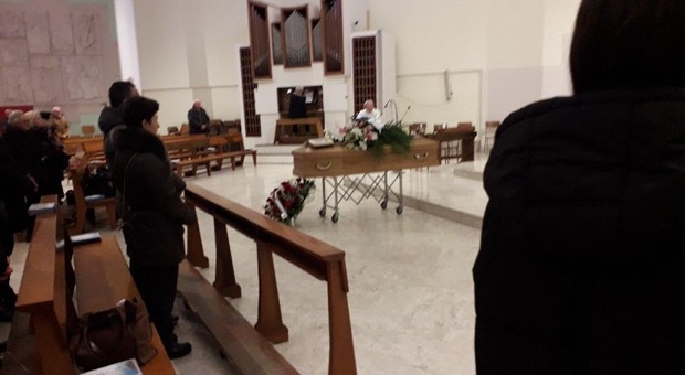 Riservatezza e pietà, l’addio alla donna uccisa Anche il sindaco presente al rito celebrato ieri nella chiesa di San Pio X