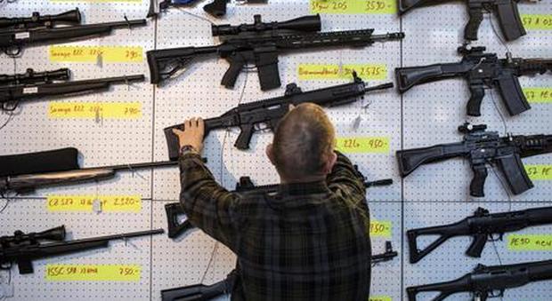Armi, la Svizzera dice sì a controlli più severi