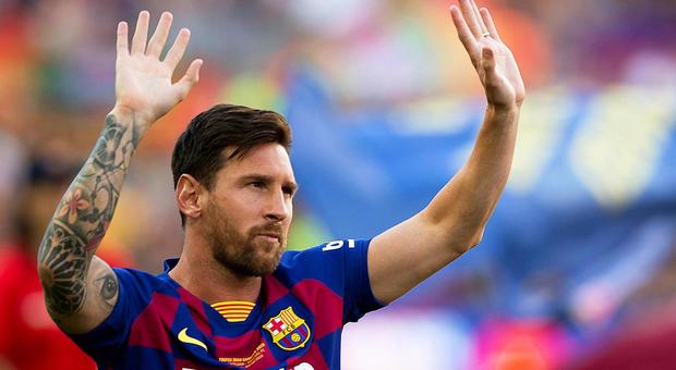 Barcellona, Messi: «Ci tagliamo il 70% dello stipendio e aiuteremo i dipendenti a incassare il 100%»