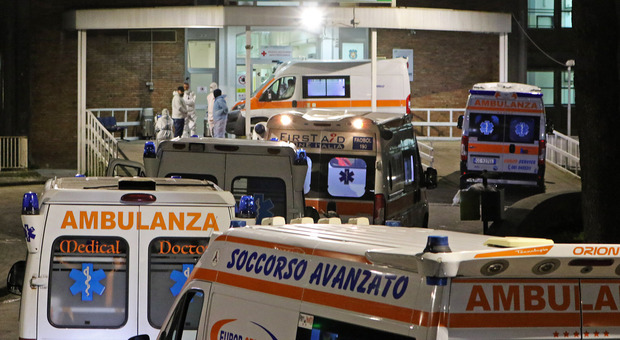 Napoli, ospedali in emergenza: l'esodo di primari e prof verso le strutture private