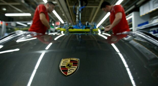Operai al lavoro in una fabbrica Porsche