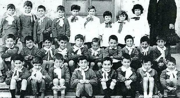 Foto di 59 anni fa per rintracciare i compagni di classe: «Vediamo in quanti si riconoscono»