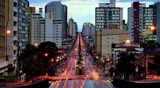 Una via del centro di Curitiba