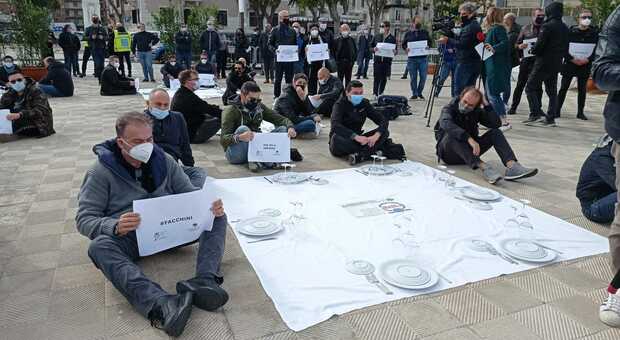 I ristoratori rovesciano il piatto: la protesta pacifica in piazza per dire no a chiusure e restrizioni