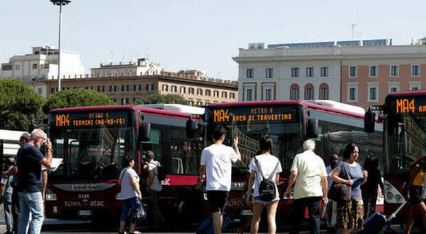 Roma, l'illusione dei bus in arrivo: avvisi sbagliati sui display e ira dei cittadini: «Tempi inattendibili»