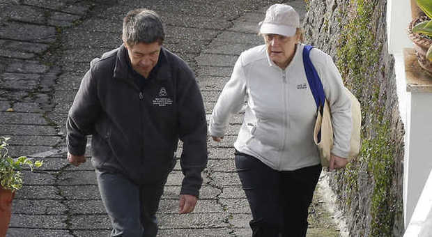 Angela Merkel, turista mordi e fuggi col maltempo | Foto: passeggiata e terme a Ischia