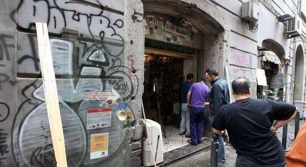 Ordigno esplode nella notte davanti a enoteca nel centro storico di Napoli, danni al locale e ad alcune abitazioni