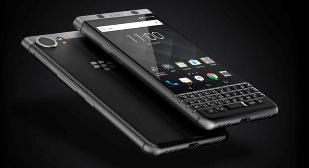 BlackBerry, il ritorno con due tastiere e più sicurezza: ecco Keyone