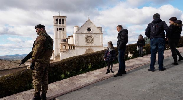 Militari dell'Esercito presidiano la basilica Superiore di San Francesco