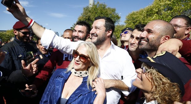 Manovra, Salvini cerca di rassicurare: «Non metteremo le mani nei conti degli italiani»