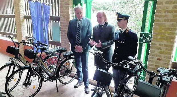Bici elettriche ai poliziotti di Chioggia per inseguire gli spacciatori
