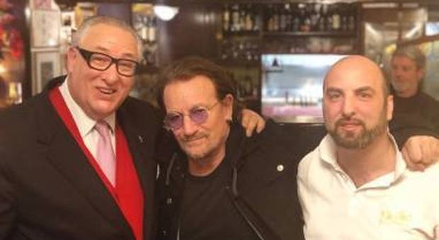 Bono al ristorante da Ivo tra il titolare (a sin) Giovanni Fracassi e il cuoco Luciano Gambardella