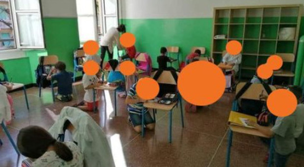 Genova, bambini senza banchi in ginocchio a scuola. Toti: inaccettabile
