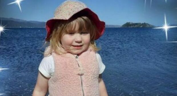 Bimba di 3 anni muore schiacciata dal papà sulle giostre al parco giochi