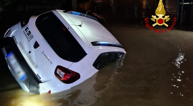 Maltempo, Veneto in ginocchio: 300 richieste d'aiuto a Padova. Auto sott'acqua, intervengono i sommozzatori