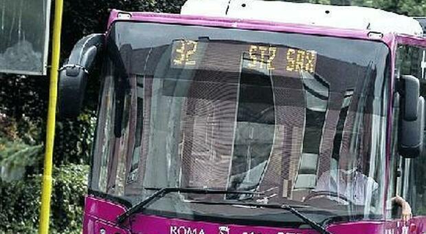 Roma, in periferia il bus "a chiamata": la fermata si prenota via app. Come funziona il progetto che parte da Massimina