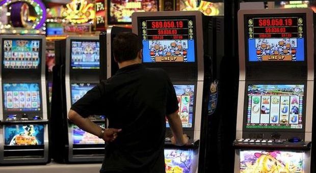 Giro di vite per slot machines nei bar e sale giochi: ora l'orario è "ridotto"