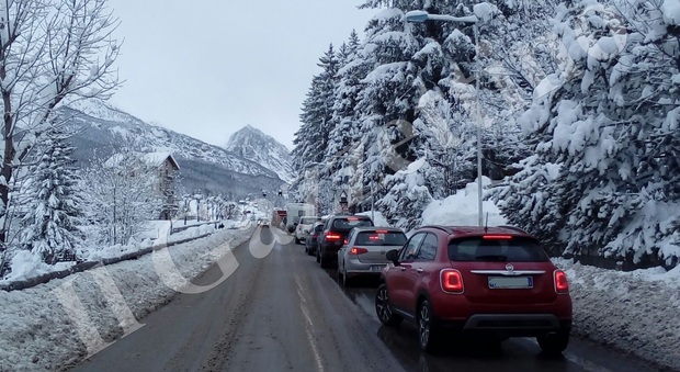 Sotto la neve: auto abbandonate dai turisti e recuperate dai pompieri